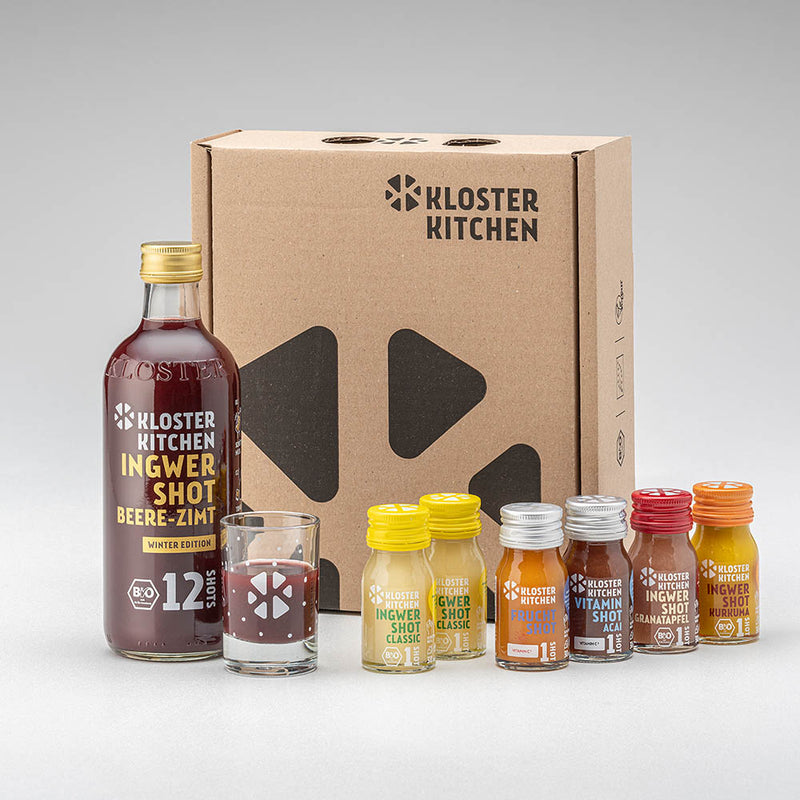 Die Ingwer Shot Geschenkbox Winter offen. Darin sind 5 Sorten 30 ml Fläschchen Ingwer Shot Classic, Kurkuma, Granatapfel, Acai und Frucht sowie eine 360 ml Flasche Winter Edition Beere - Zimt und ein Shot Glas.